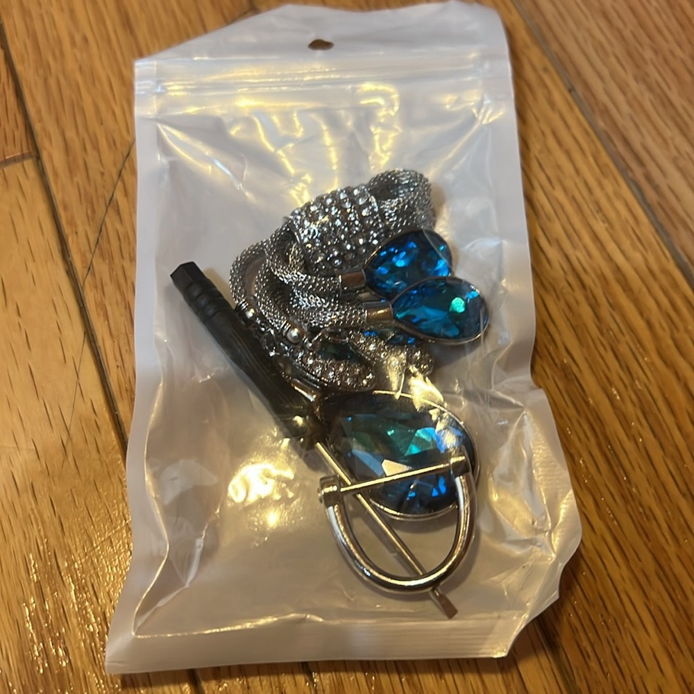 NEW💙🩶 elegant keychain - Picture 11 of 14